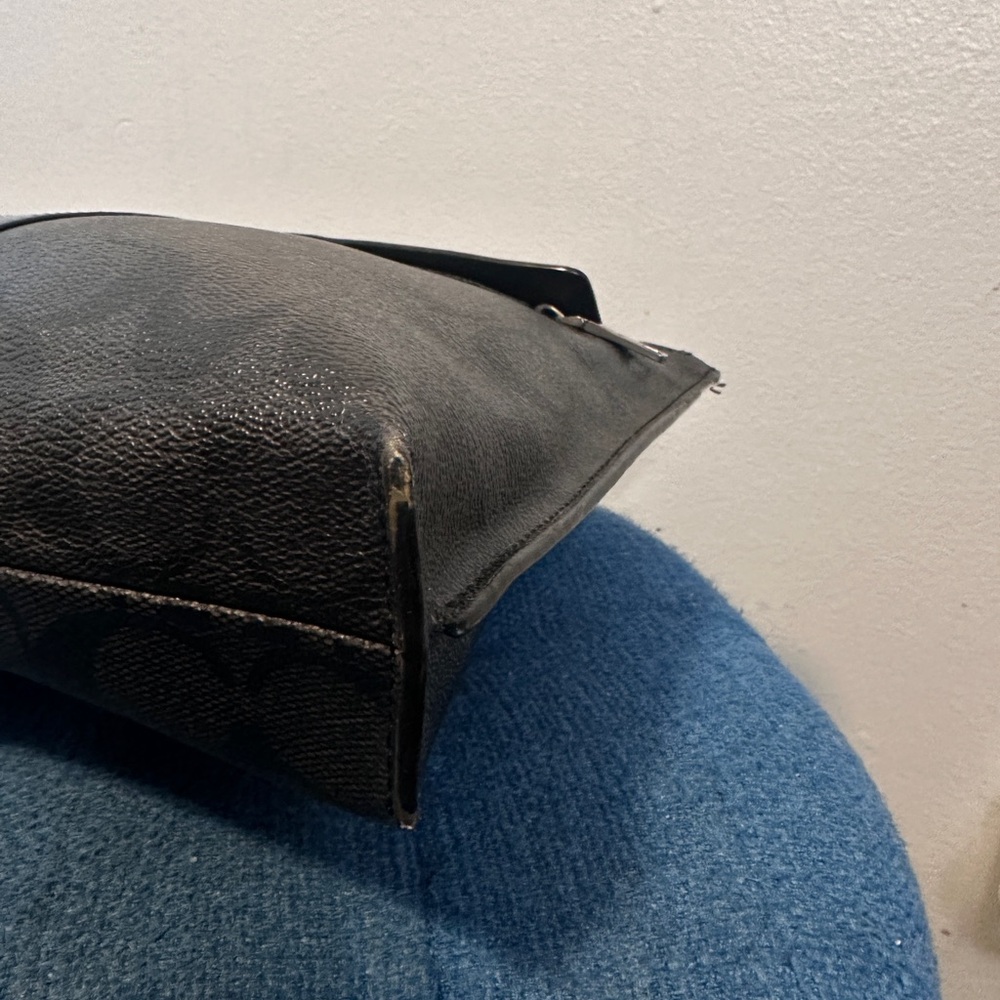 Coach clutch with gun metal hardware - Picture 4 of 10